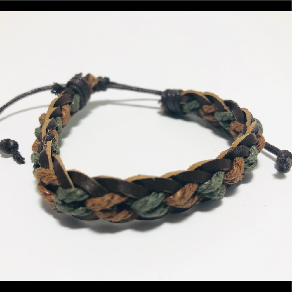 Adjustable leather bracelet